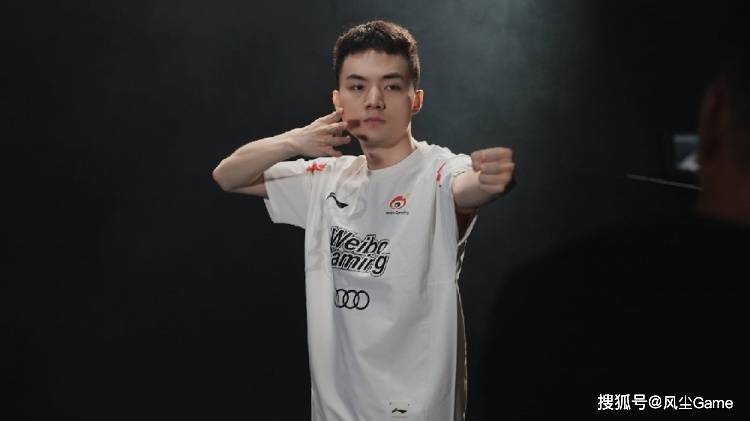LPL黑马战队解散重组！冠军中单退役，AD成转会期抢手货